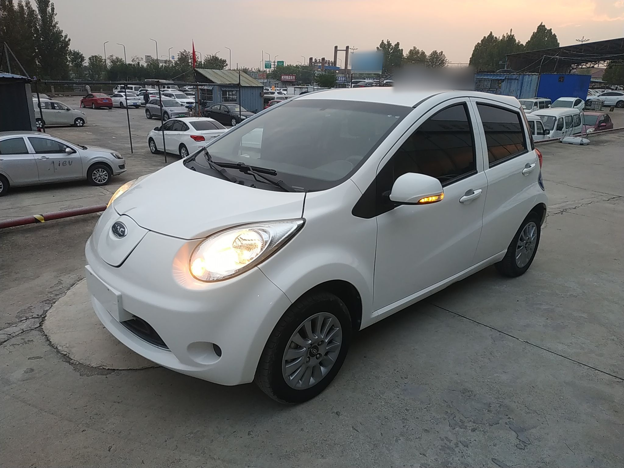 تحت مقدمة السيارة