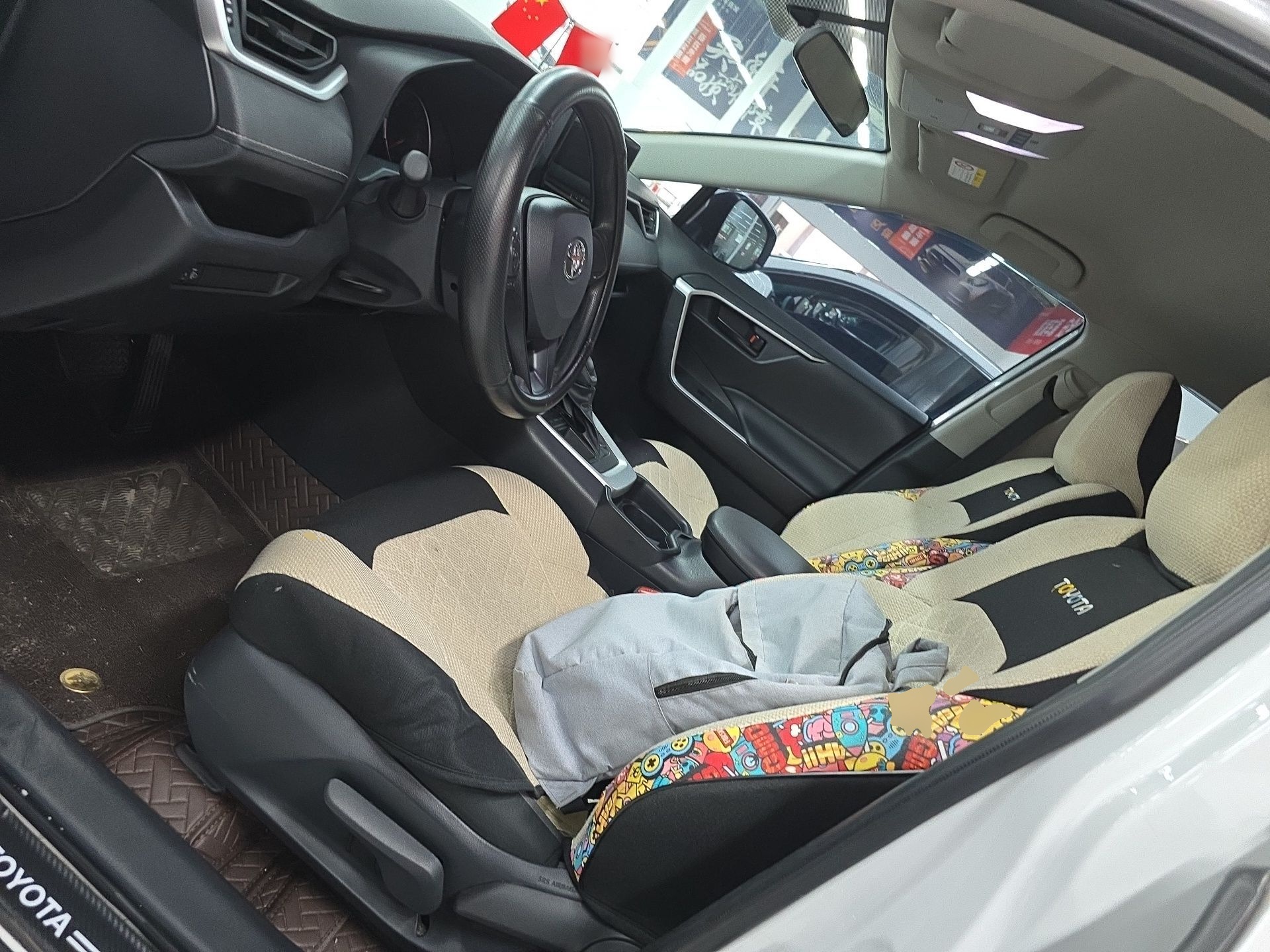 المقاعد الأمامية داخل السيارة