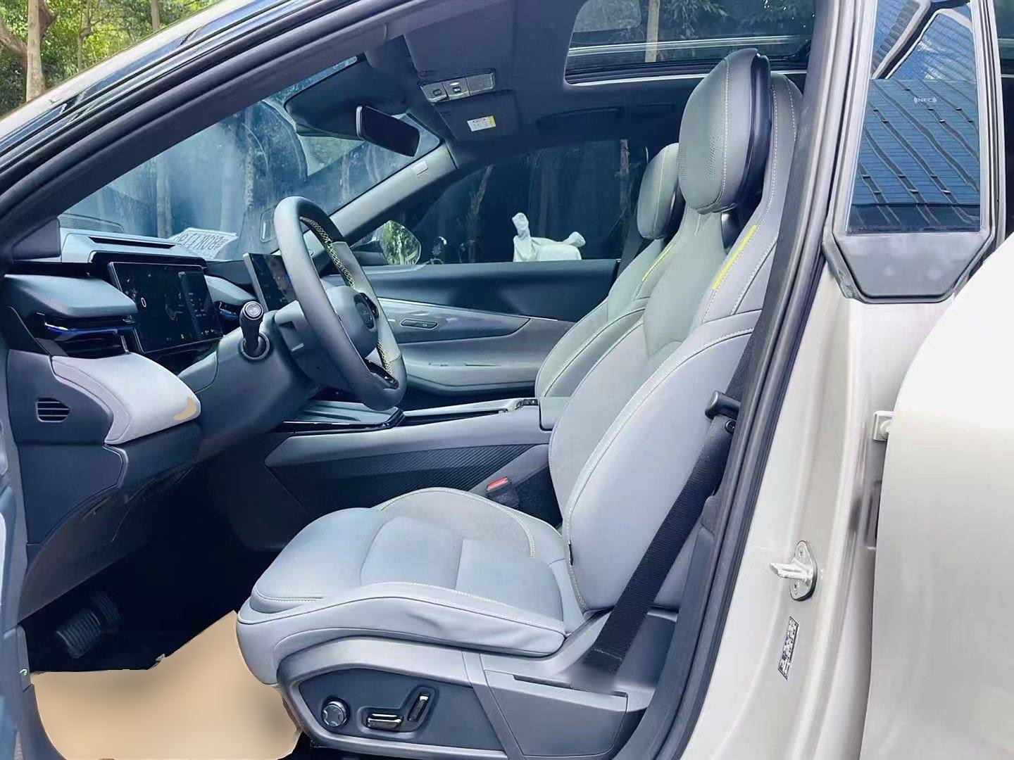 Переднее сиденье в автомобиле