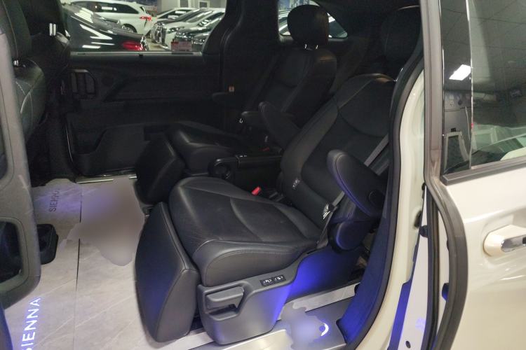 Used Toyota Sienna 2023 2.5L Hybrid Deluxe Edition
