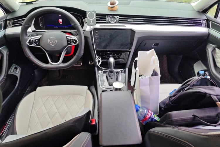 Used Volkswagen Magotan 2024 2 Million Units Zhongxiang Version 330TSI DSG Luxury Edition Center Console