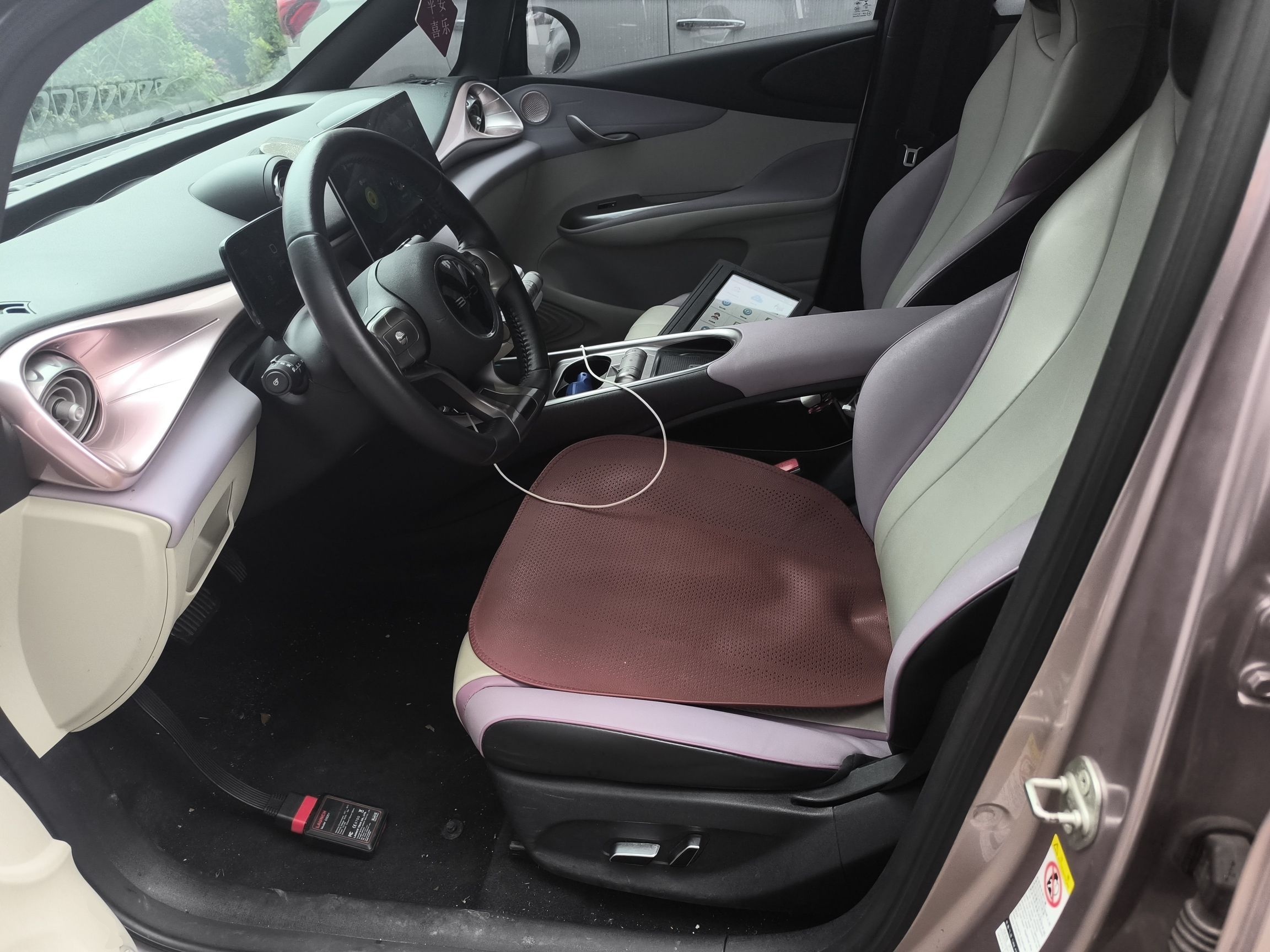 المقاعد الأمامية داخل السيارة