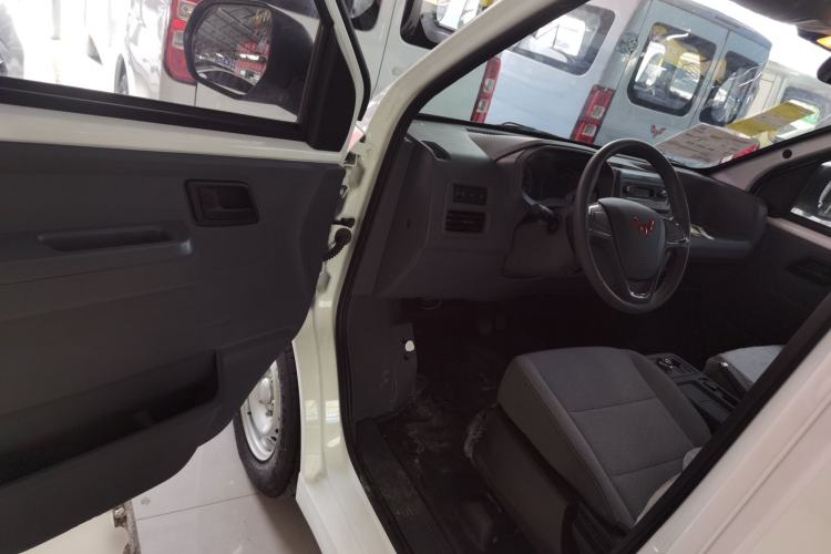 Used Wuling Yangguang 2024 300KM Comfort Version Passenger Van 75kW