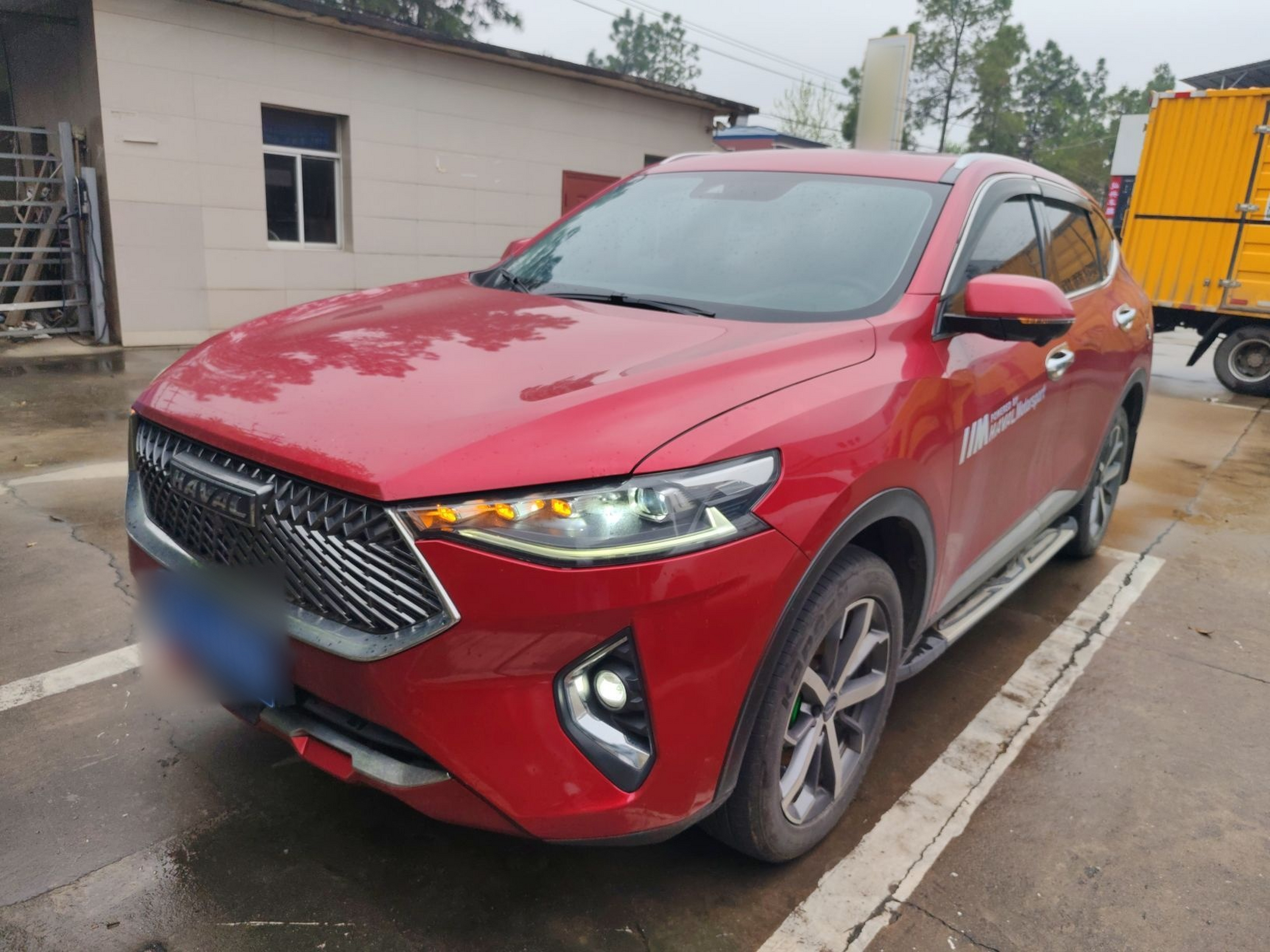 Под передней частью автомобиля