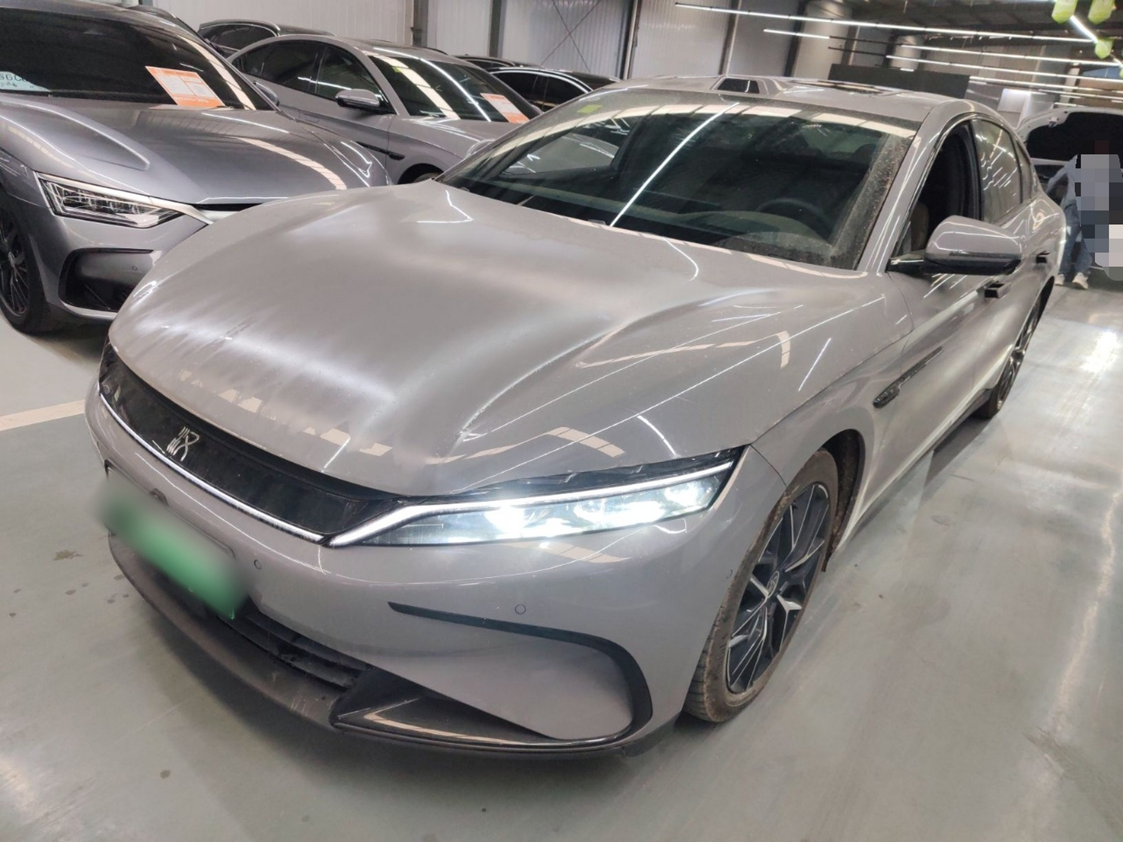 تحت مقدمة السيارة