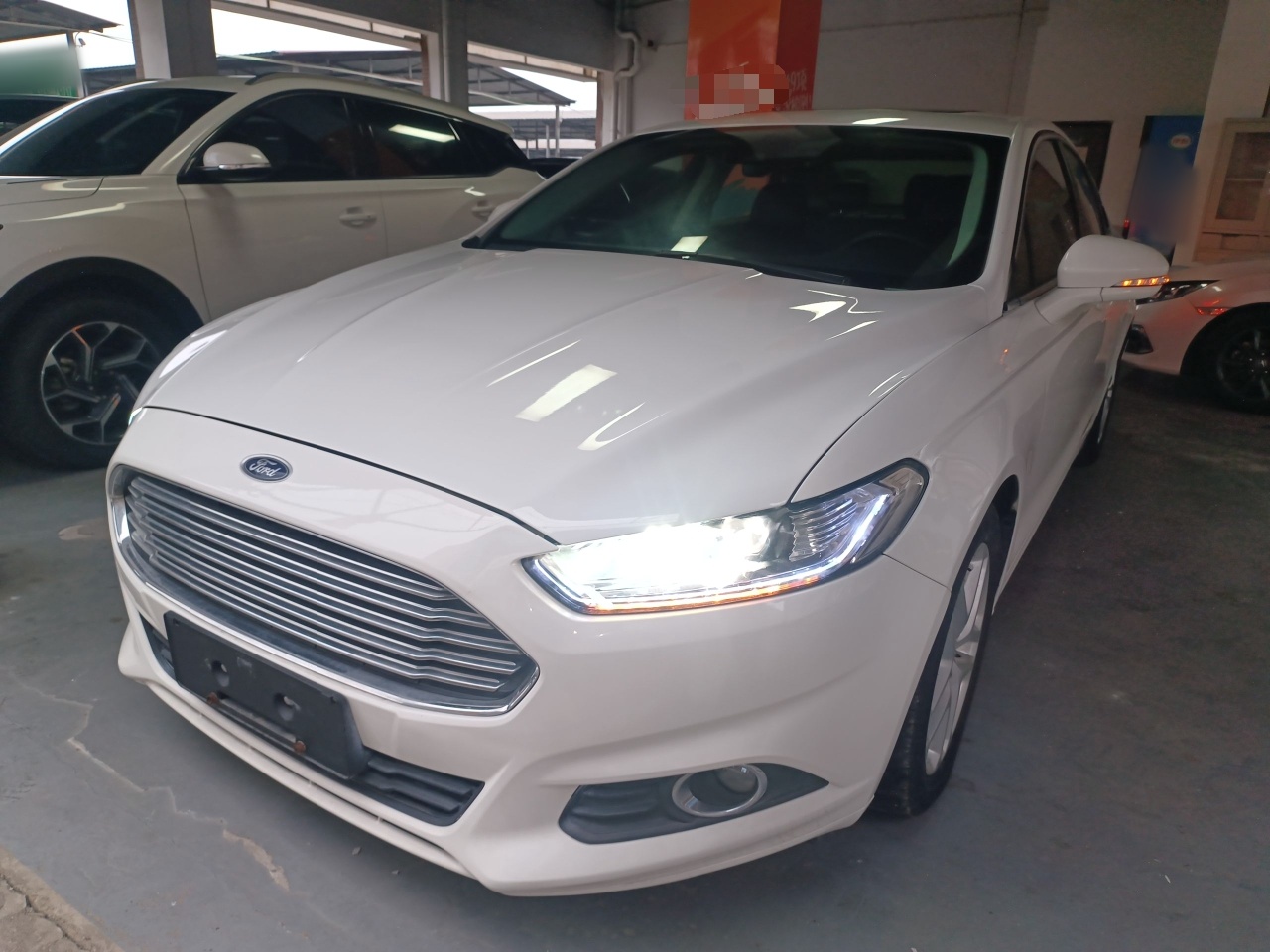 تحت مقدمة السيارة