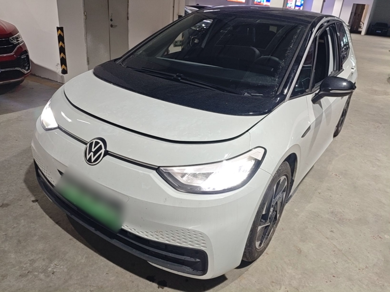 Под передней частью автомобиля