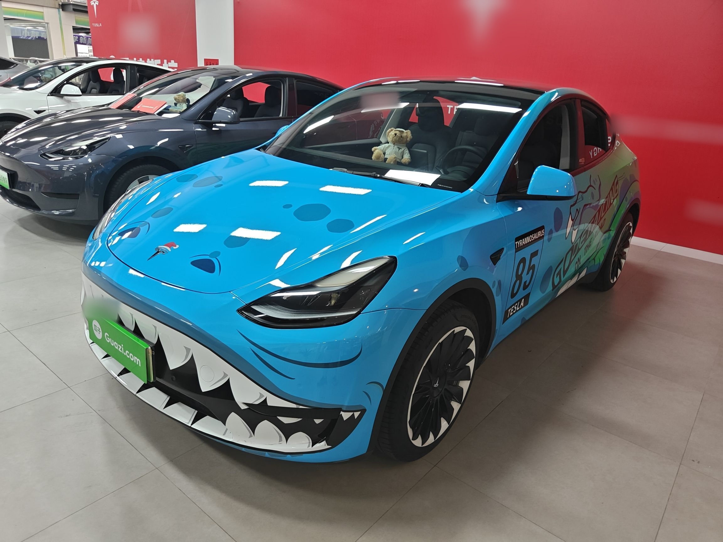 تحت مقدمة السيارة