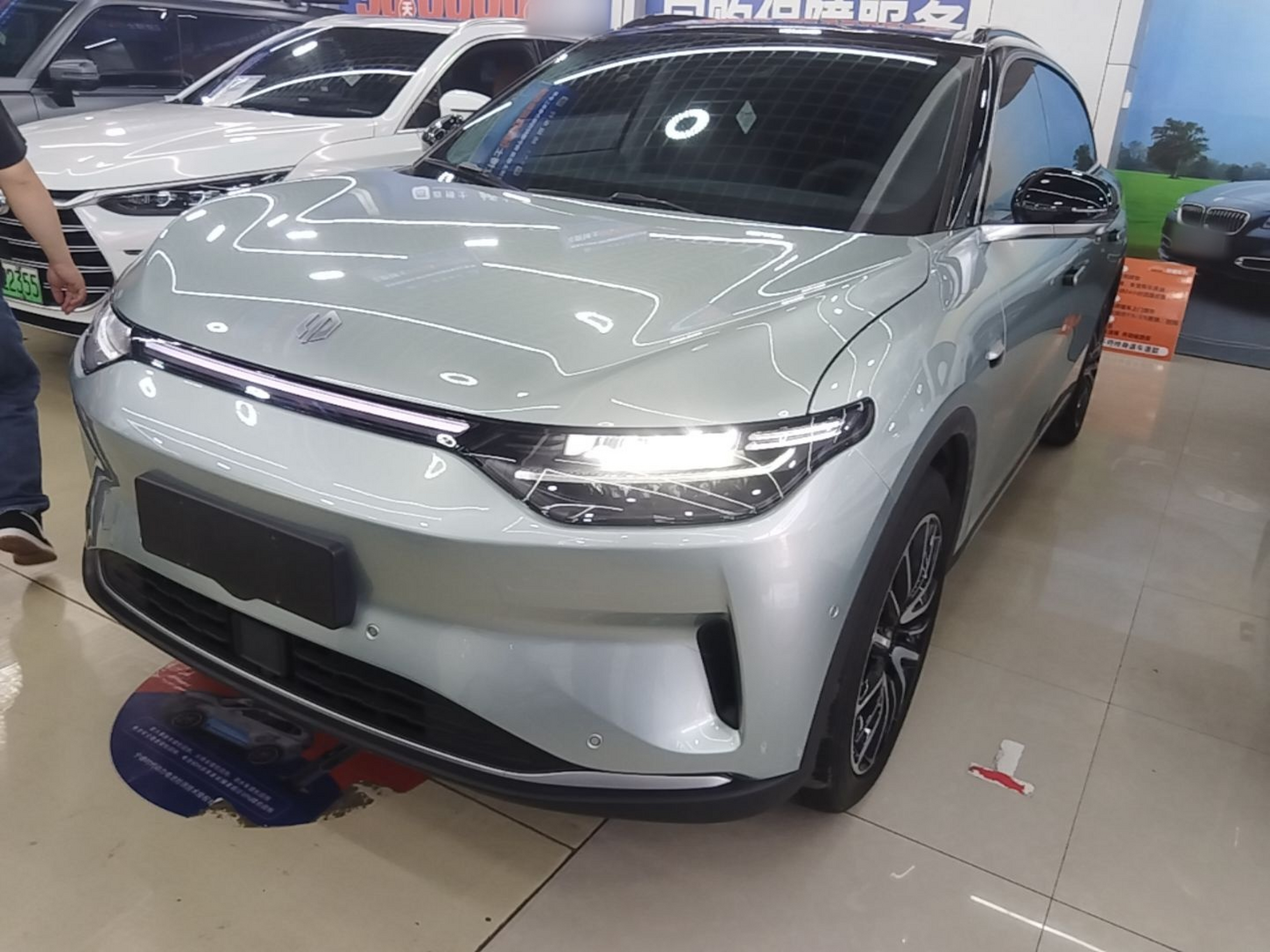 Под передней частью автомобиля