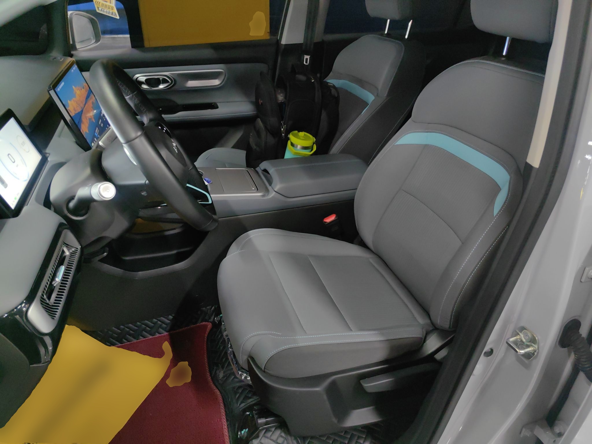 المقاعد الأمامية داخل السيارة