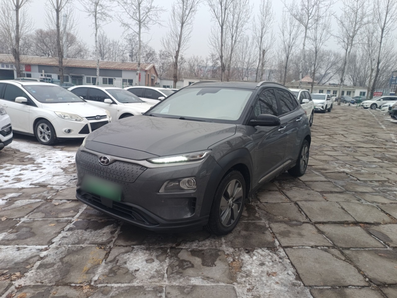 Под передней частью автомобиля