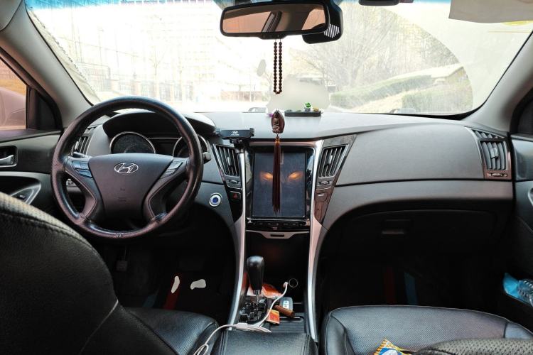 Used Hyundai Sonata 2013 2.4L Automatic Luxury Version China V Standard Center Console