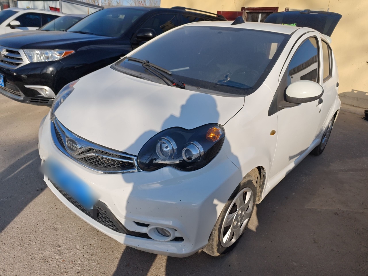 تحت مقدمة السيارة