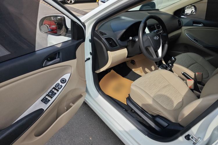 Used Hyundai Verna (older generation) 2014 1.4L Manual Smart GLS Trim Driver Seat