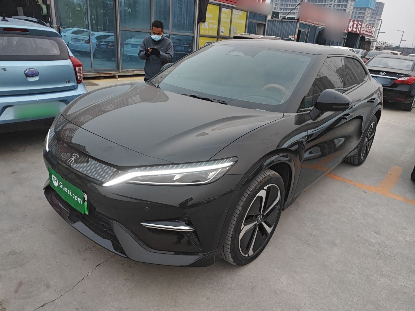 تحت مقدمة السيارة