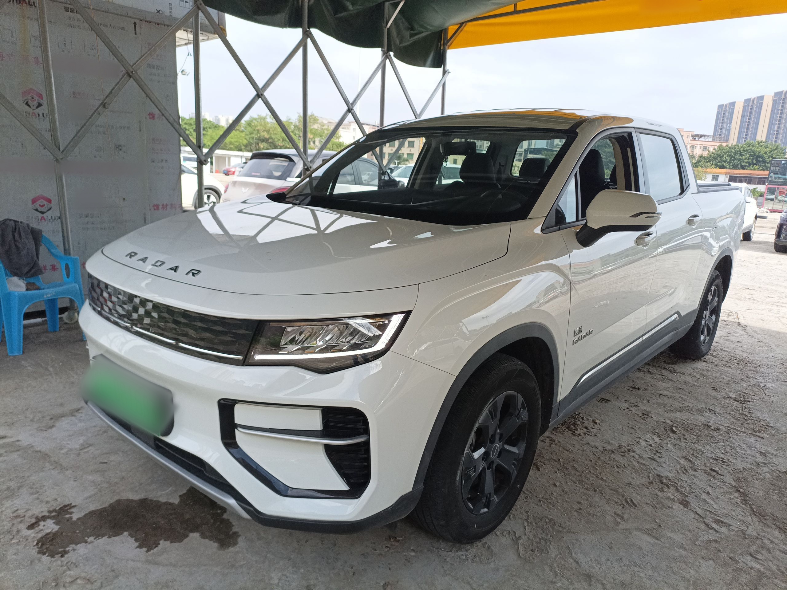 تحت مقدمة السيارة