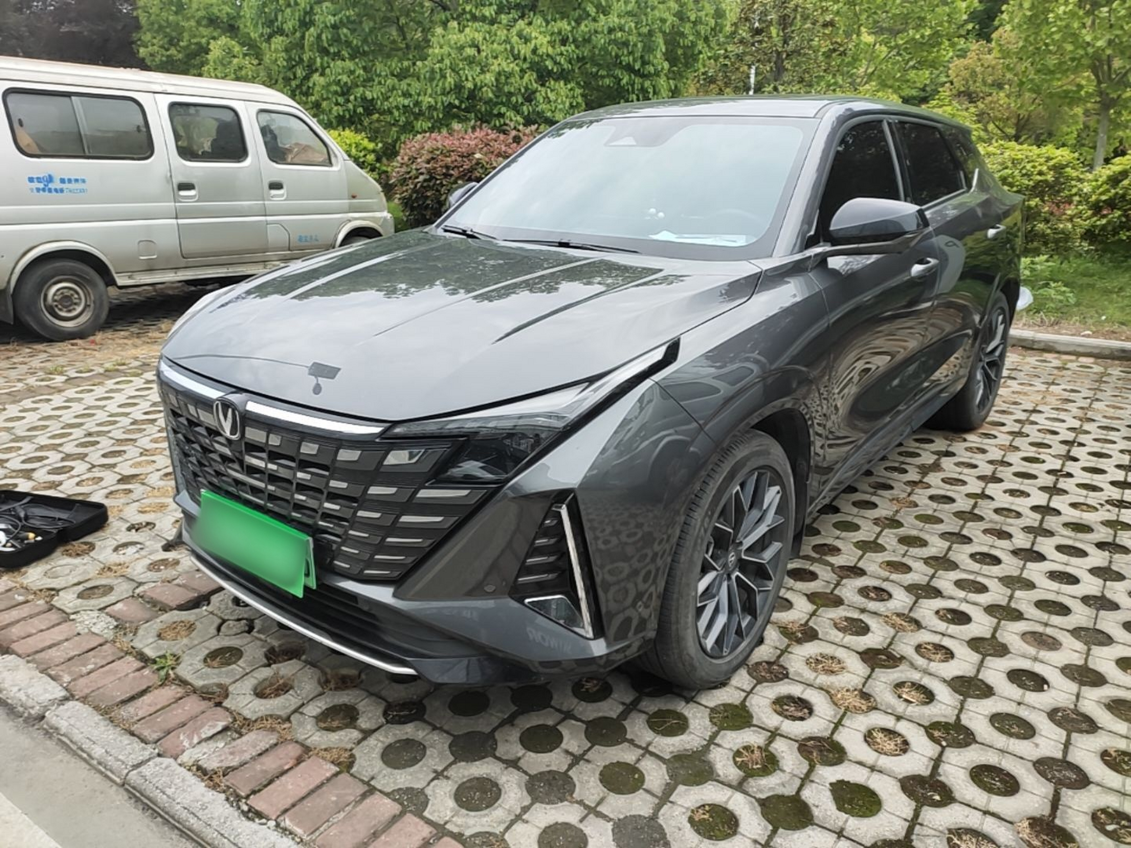 Под передней частью автомобиля