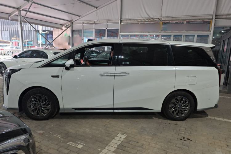 Used GAC Trumpchi Xiangwang M8 2025 Kunkun Series Ultra First-Class Cabin
