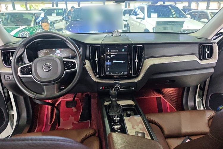 Used Volvo XC60 2020 T5 4x4 Smart Luxury Edition Center Console