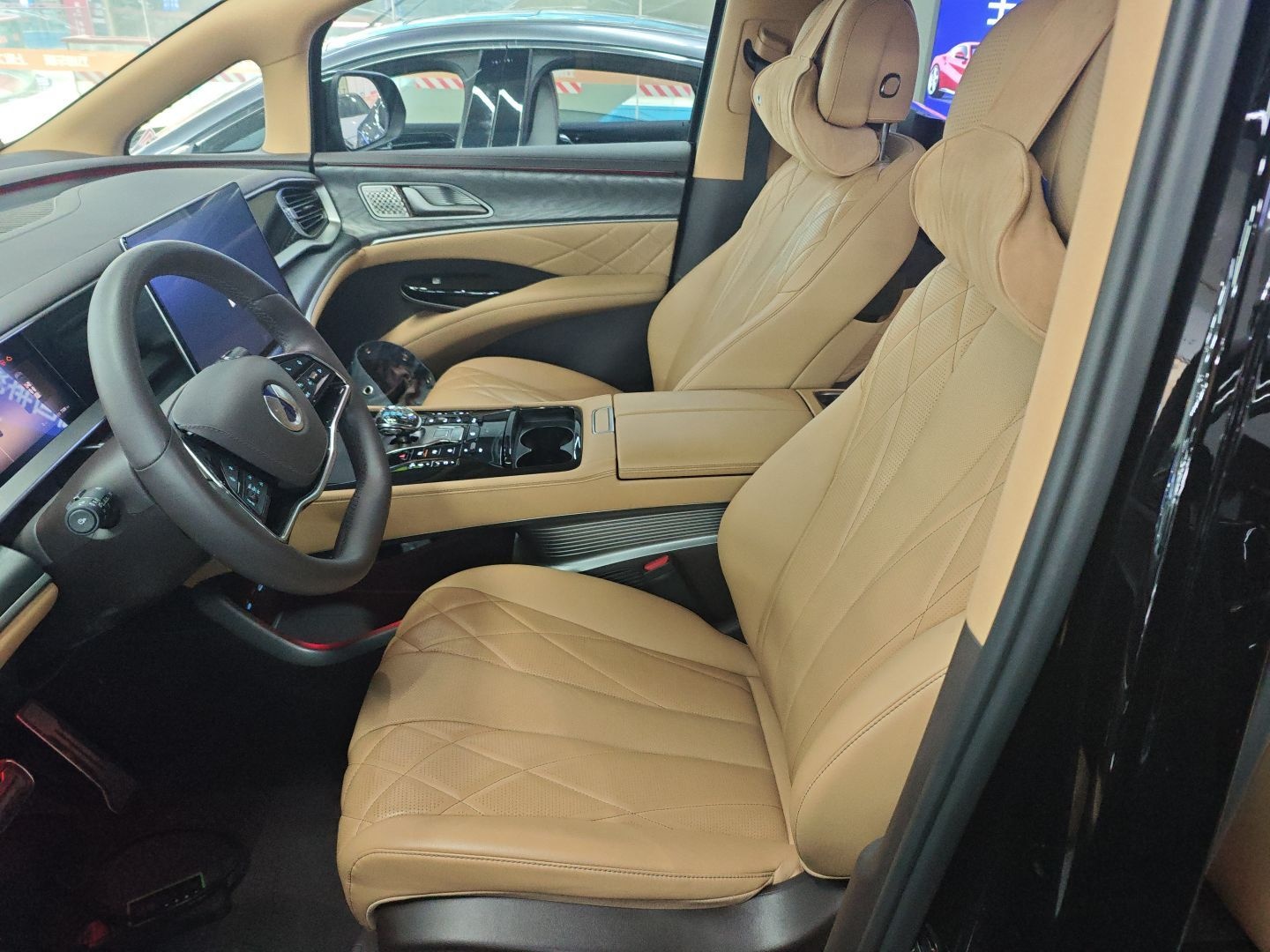 المقاعد الأمامية داخل السيارة