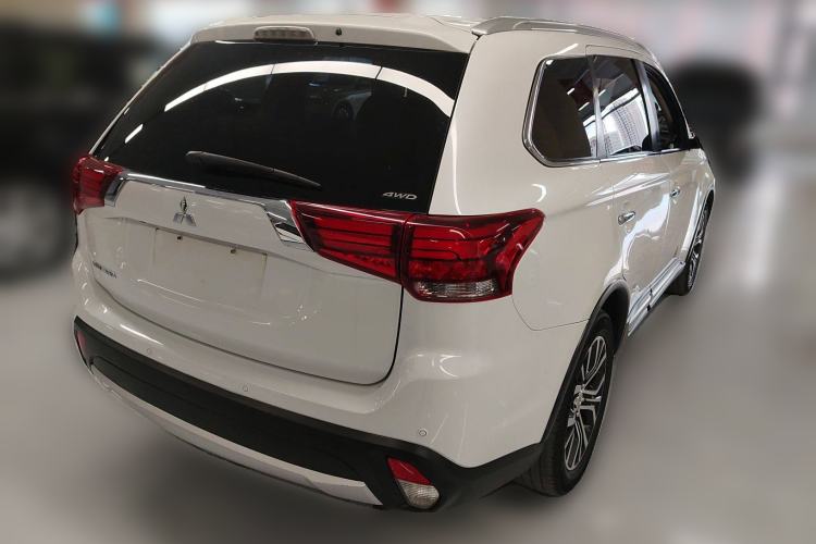 Used Mitsubishi Outlander 2016 2.4L 4x4 Elite Edition 7-Seater Rear Right 45 Deg