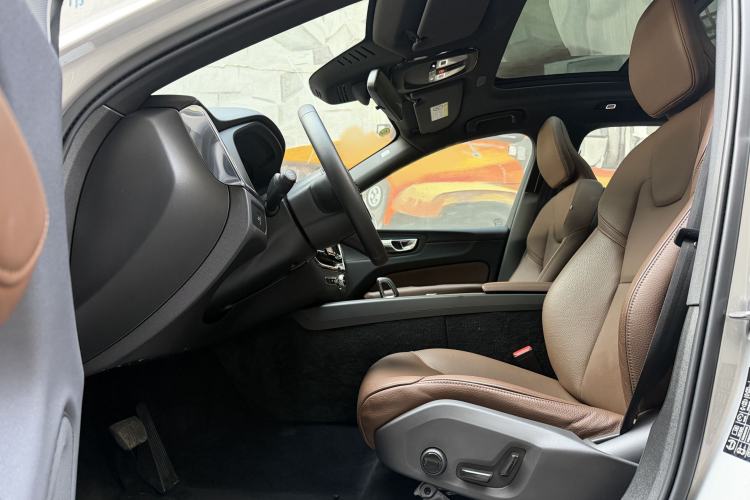 Used Volvo XC60 2025 B5 4x4 Smart Luxury Edition
