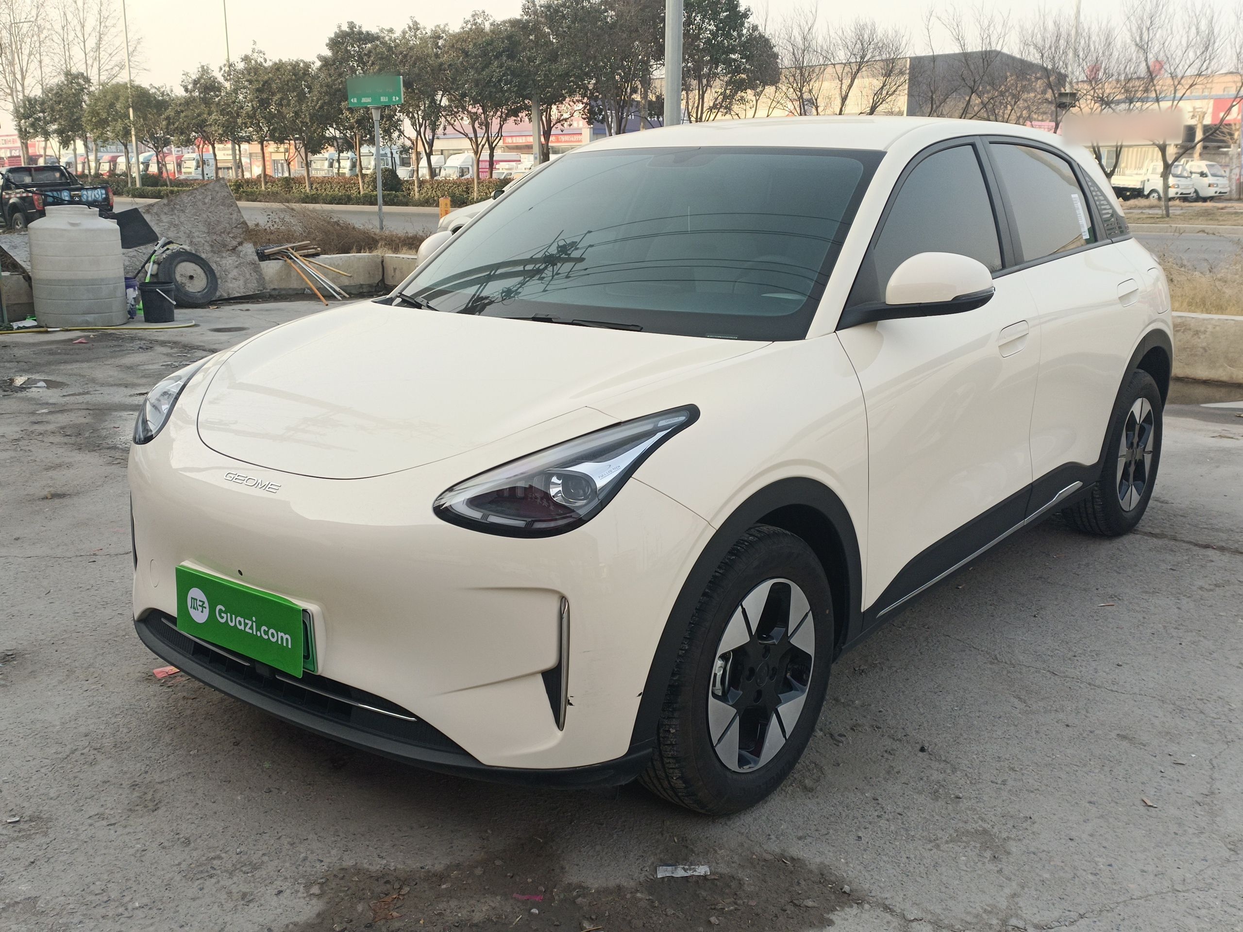 تحت مقدمة السيارة