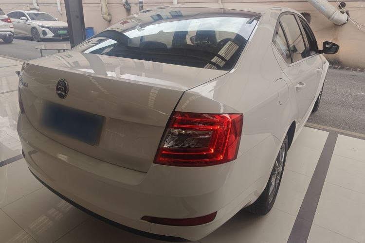 Used Skoda Octavia 2017 1.6L Automatic Front-Wheel Drive Model Rear Right 45 Deg