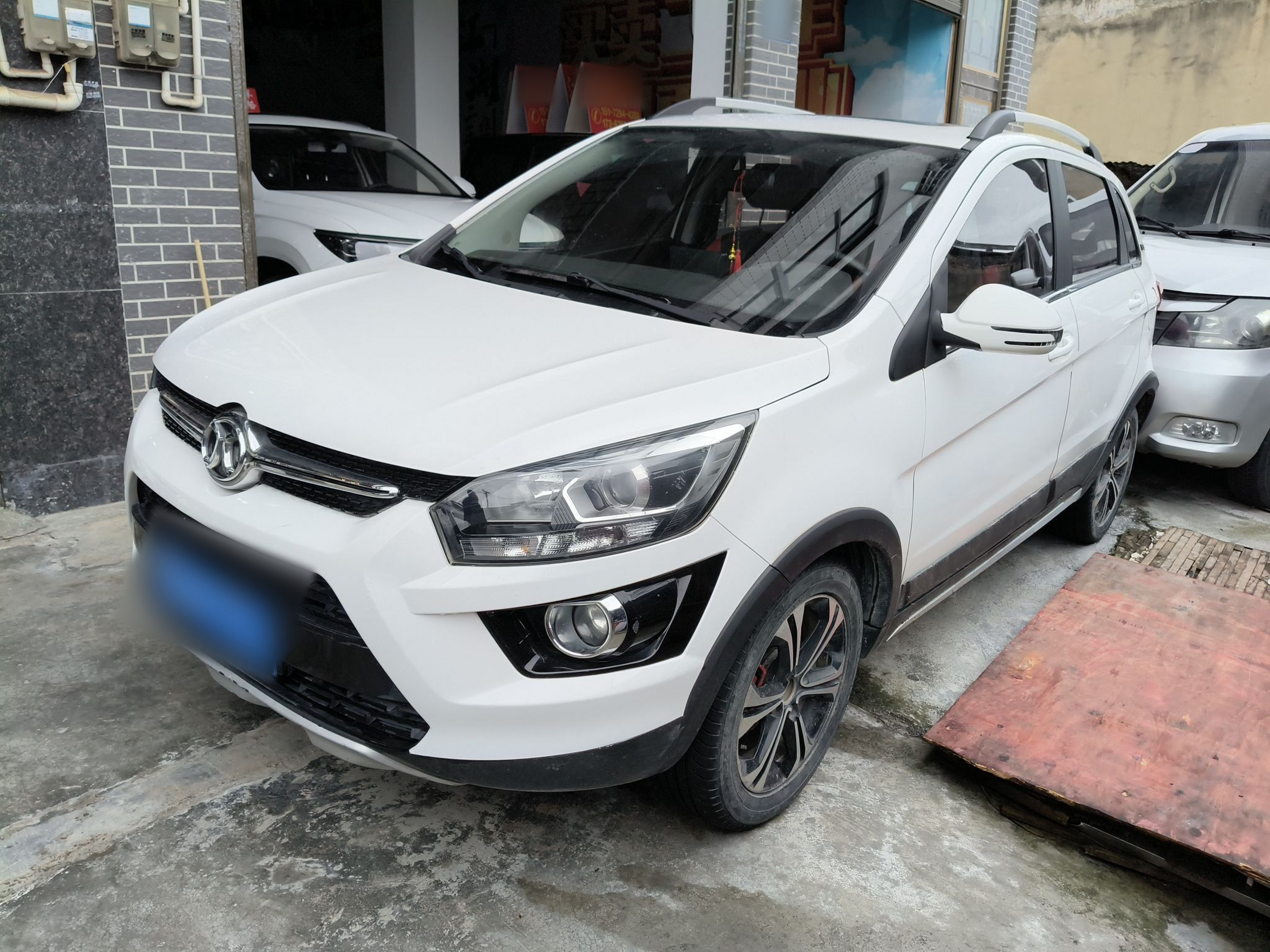 Под передней частью автомобиля