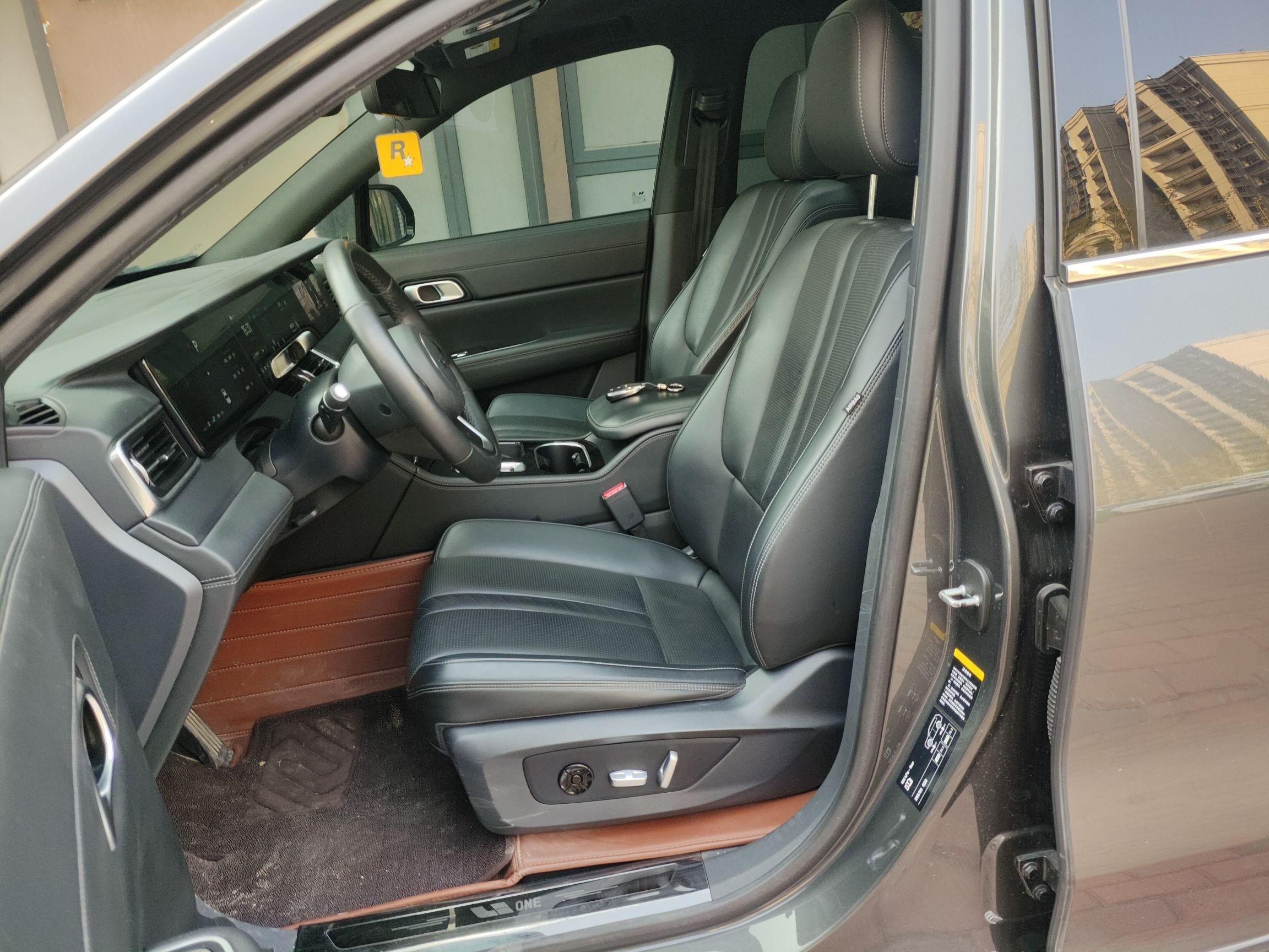 المقاعد الأمامية داخل السيارة