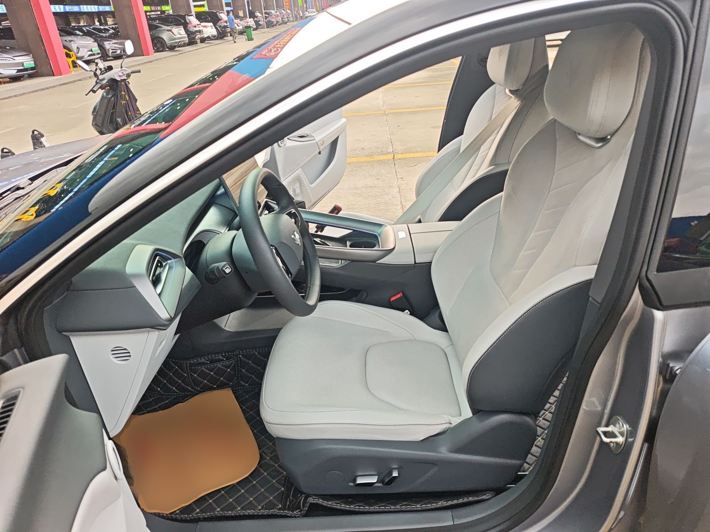 Переднее сиденье в автомобиле