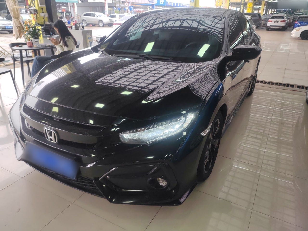 تحت مقدمة السيارة