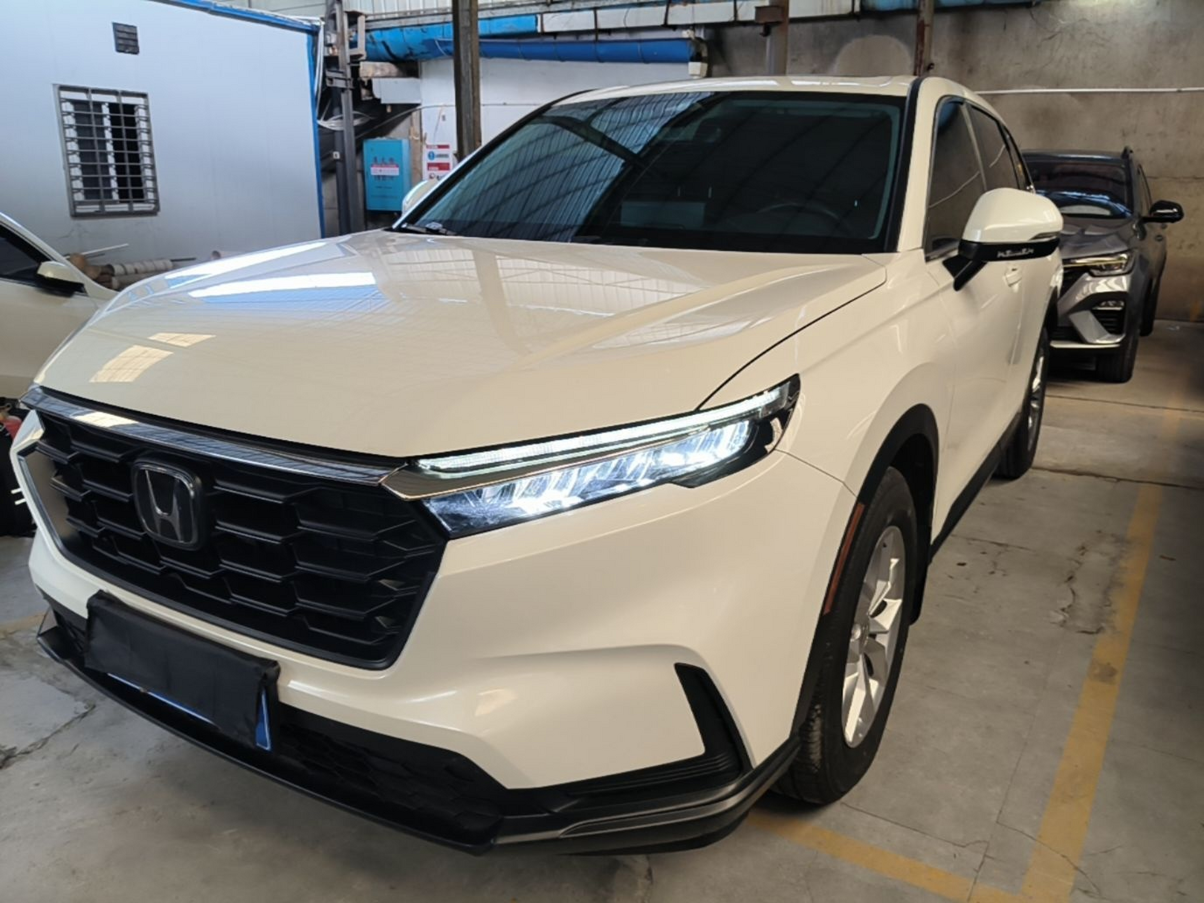 Под передней частью автомобиля