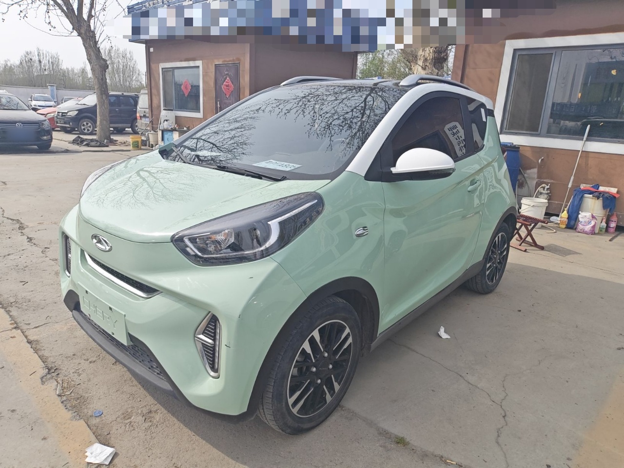 تحت مقدمة السيارة