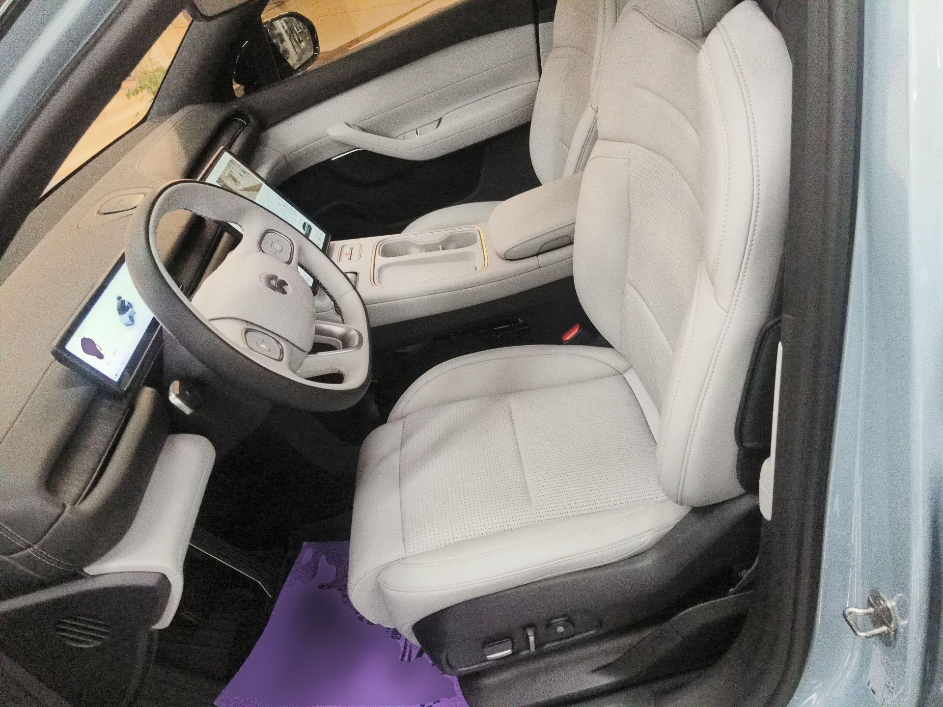 المقاعد الأمامية داخل السيارة