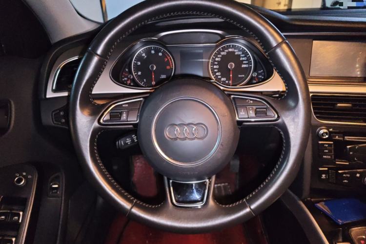 Used Audi A4L 2013 35 TFSI Automatic Standard Model Steering Wheel