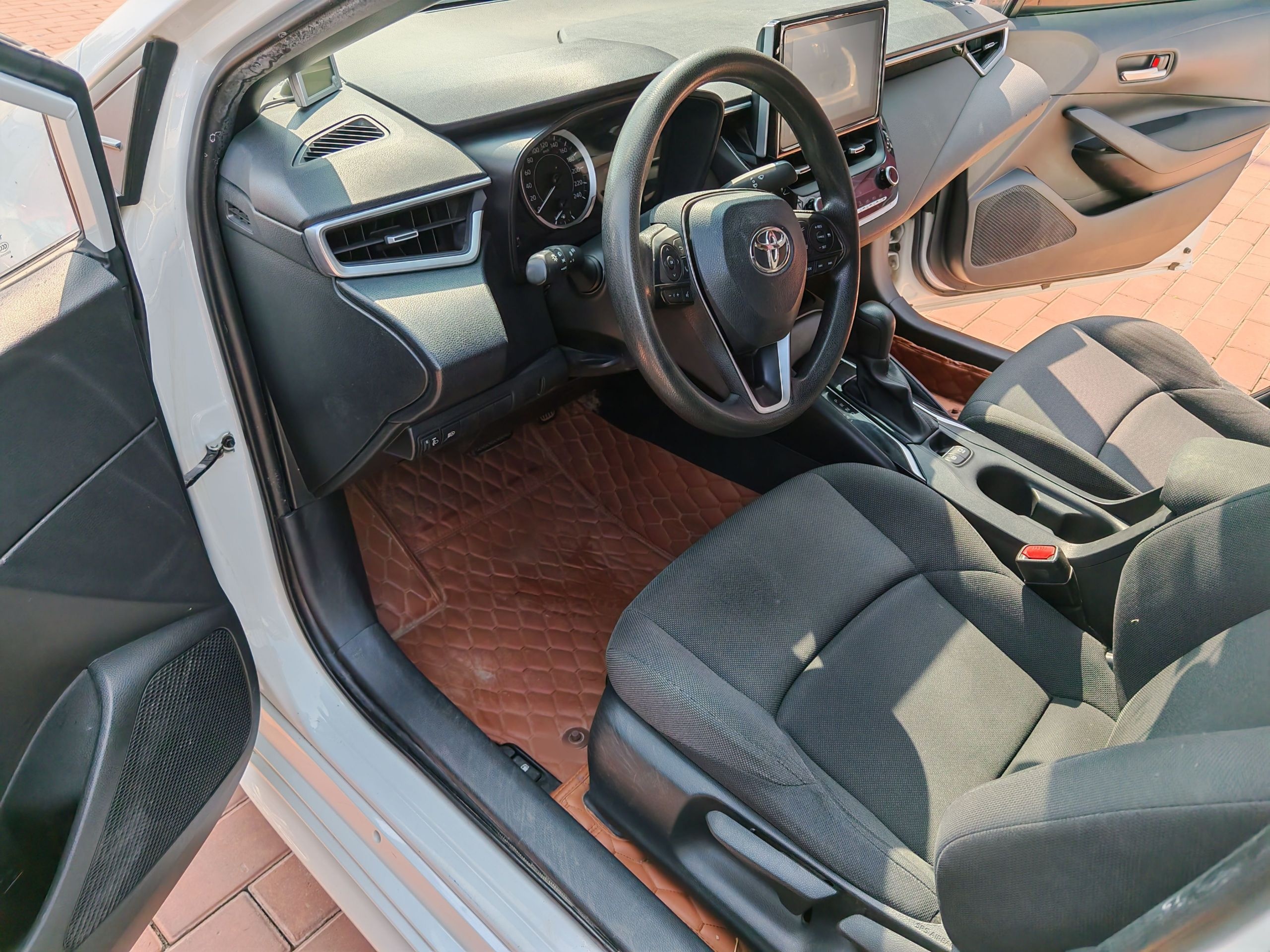 Переднее сиденье в автомобиле