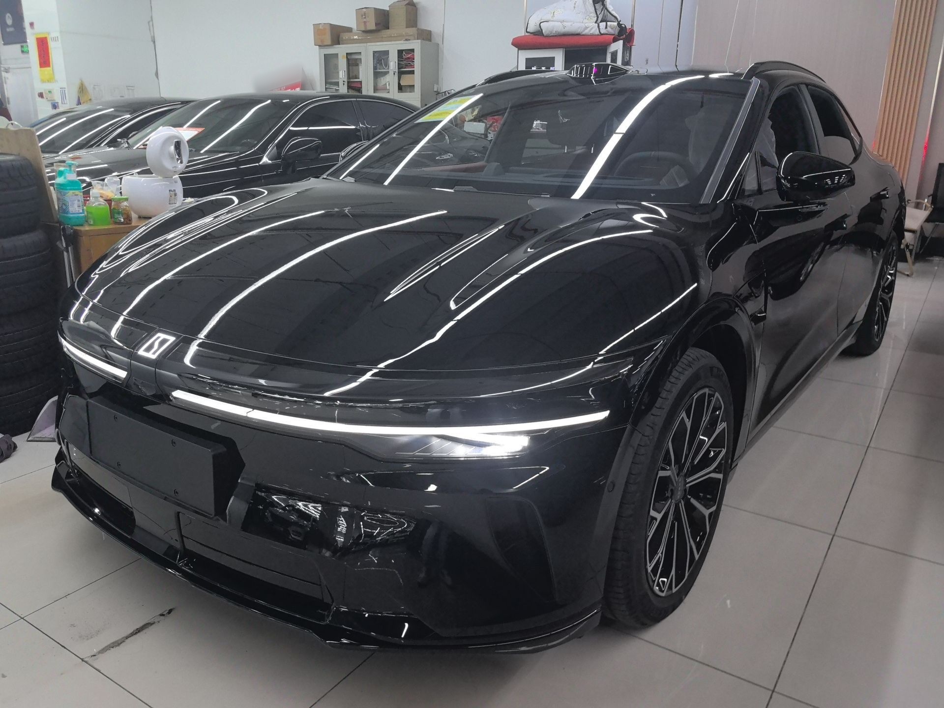 تحت مقدمة السيارة