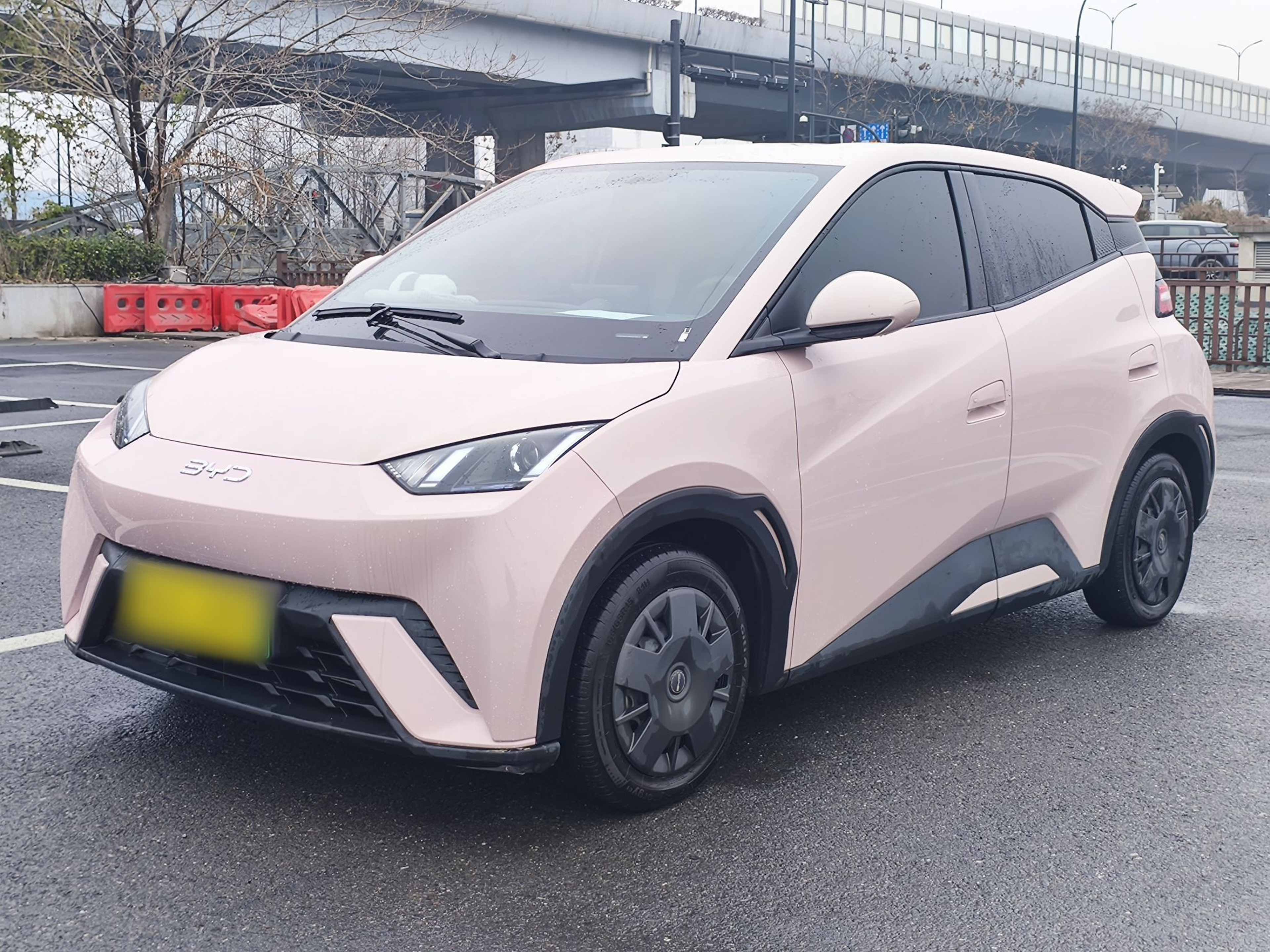 Под передней частью автомобиля