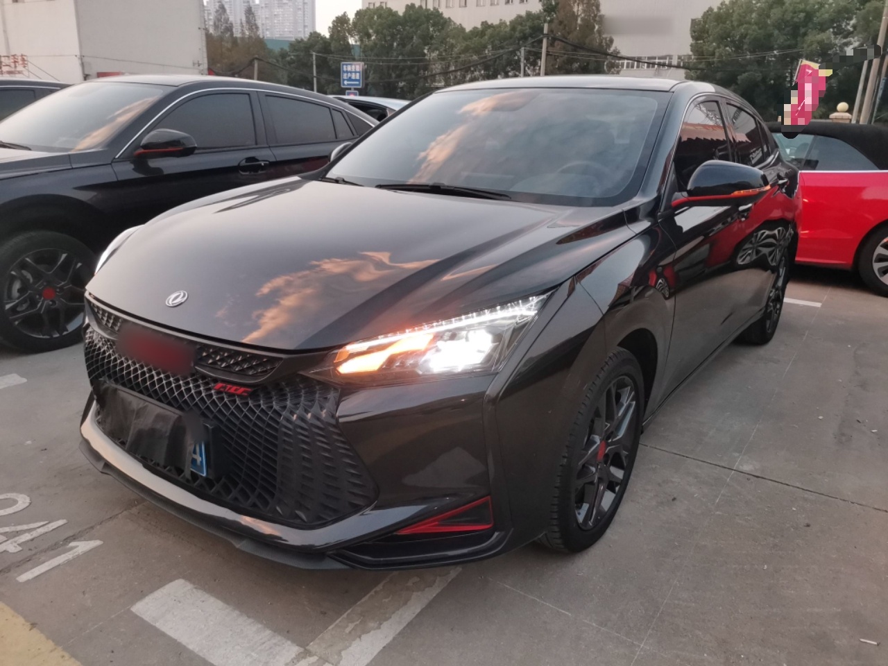 Под передней частью автомобиля