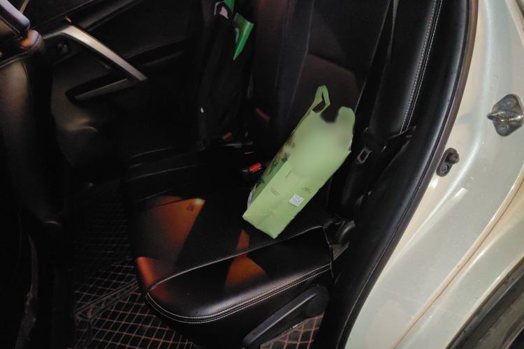 Used Toyota RAV4 2016 2.0L CVT Two-Wheel Drive Fashion Edition China V Standard Interior 4