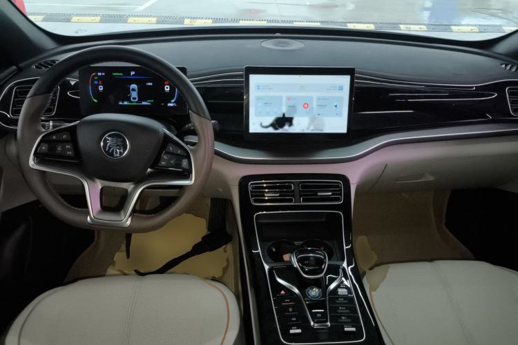 Used BYD Qin PLUS 2024 Honor Edition EV 420KM Beyond Model Center Console