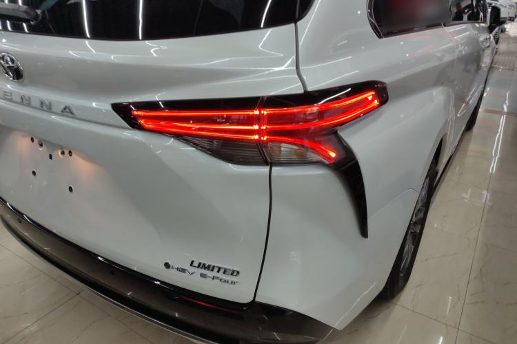 Used Toyota SIENNA 2024 2.5L Hybrid Four-Wheel Drive Prestige Edition Right Rear Taillight