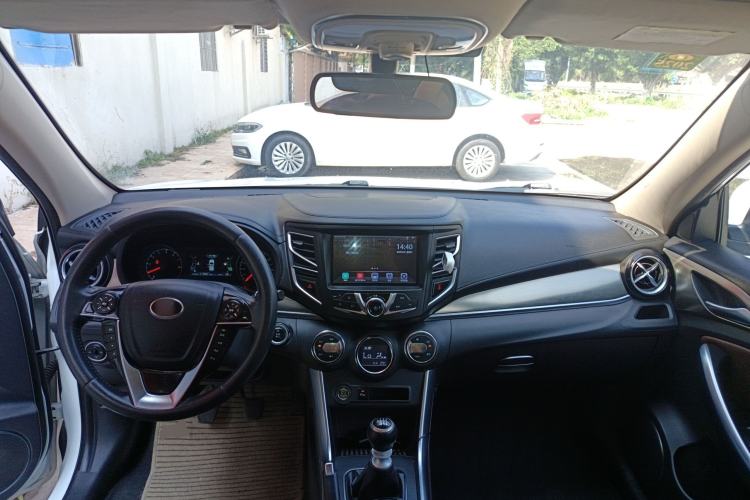 Used BYD Song 2016 GaiShi Edition 1.5TI Manual Elite Model Center Console