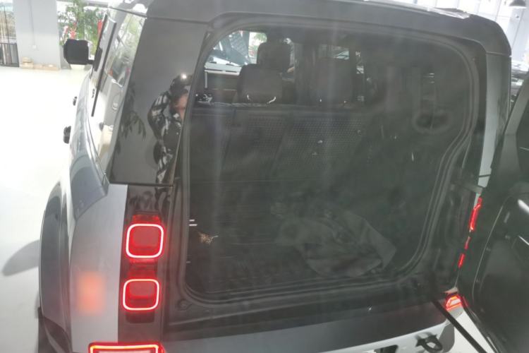 Used Land Rover Defender 2023 Facelift 110 3.0T P400 X-DYNAMIC HSE Trunk