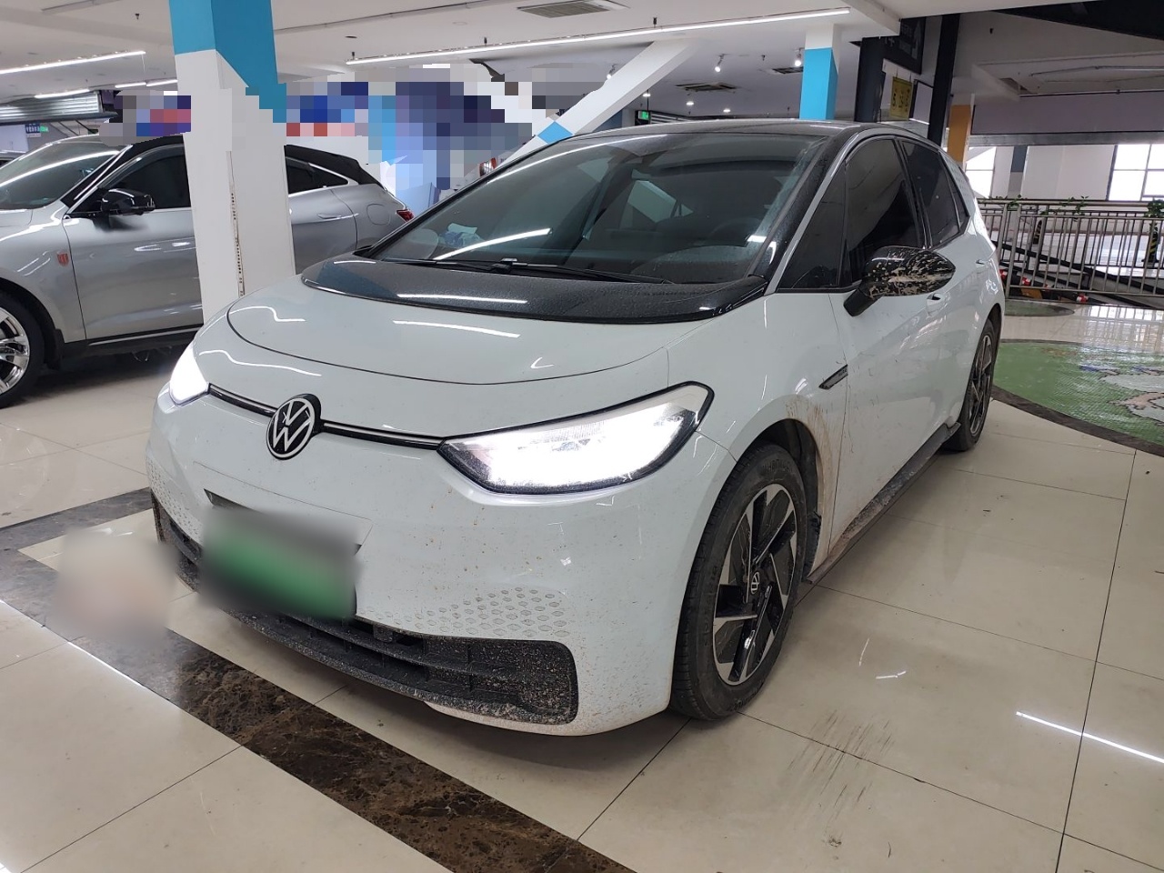 Под передней частью автомобиля