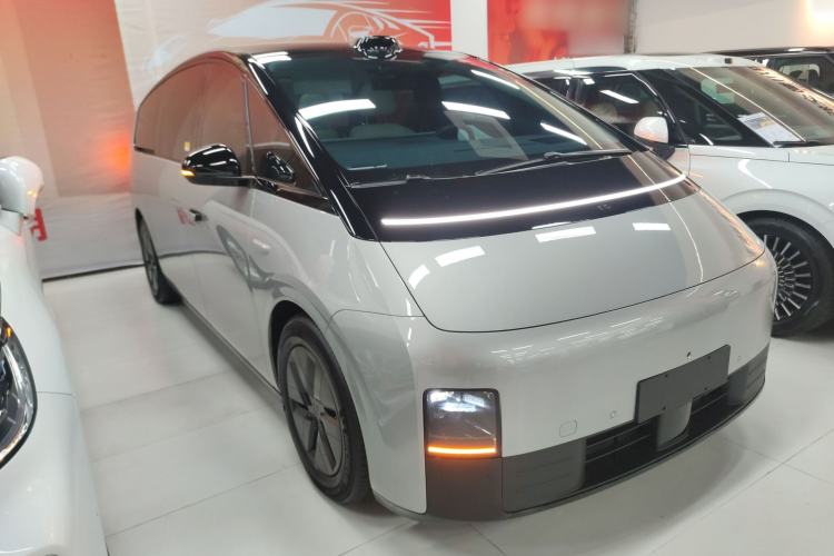 Used Li Auto MEGA 2024 Ultra Model Front Right 45 Deg