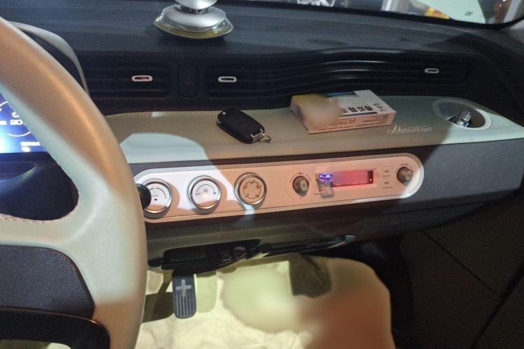 Used Wuling Hongguang MINIEV 2021 Macaron Sandwich Model 120 km Lithium Iron Phosphate