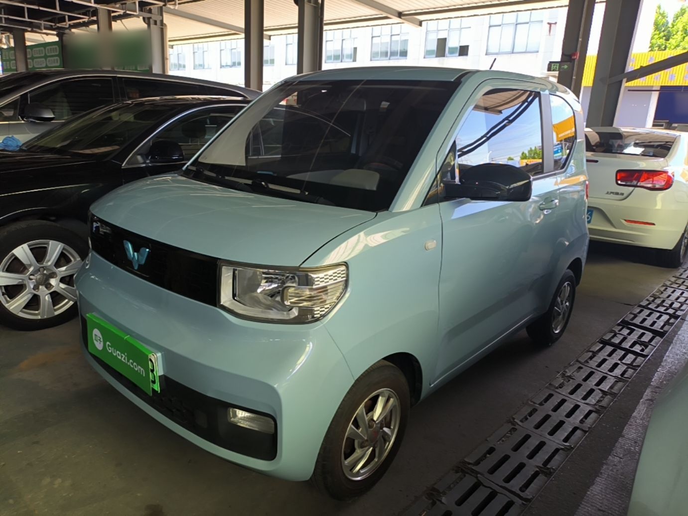 Unter der Vorderseite des Autos