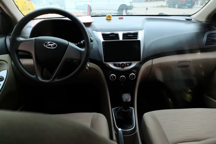 Used Hyundai Verna (older generation) 2014 1.4L Manual Smart GLS Trim Center Console